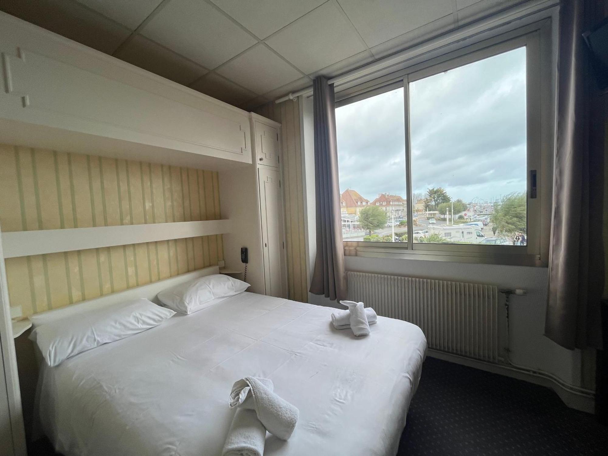 Hotel Le Phare Ouistreham Zewnętrze zdjęcie