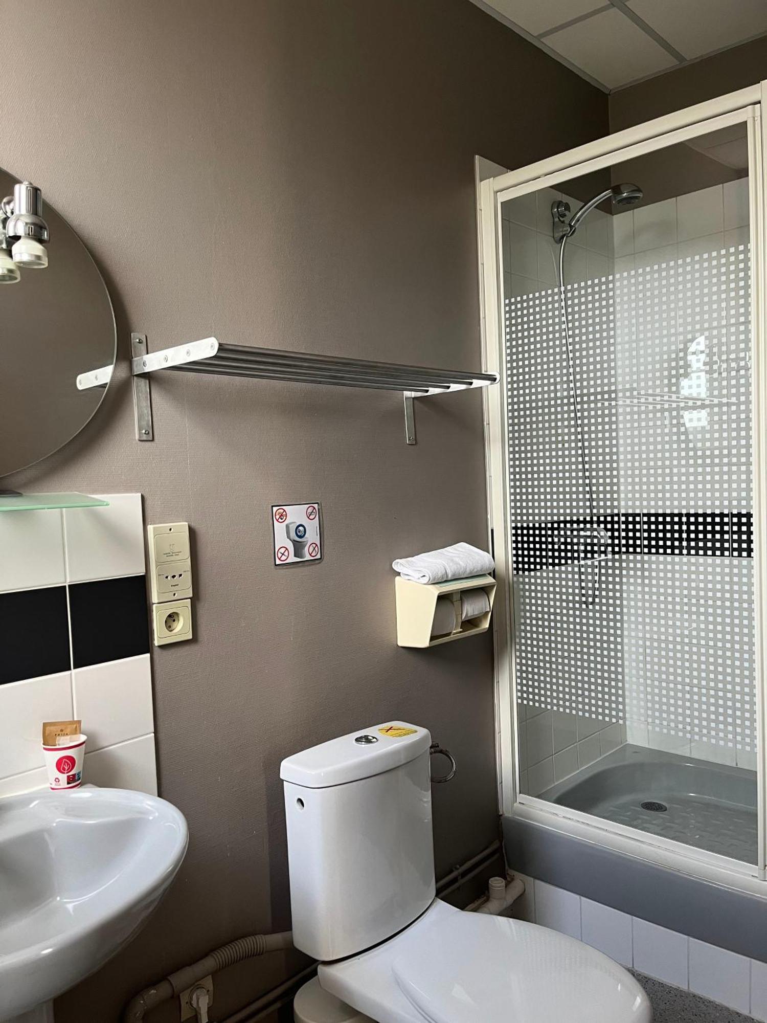 Hotel Le Phare Ouistreham Zewnętrze zdjęcie