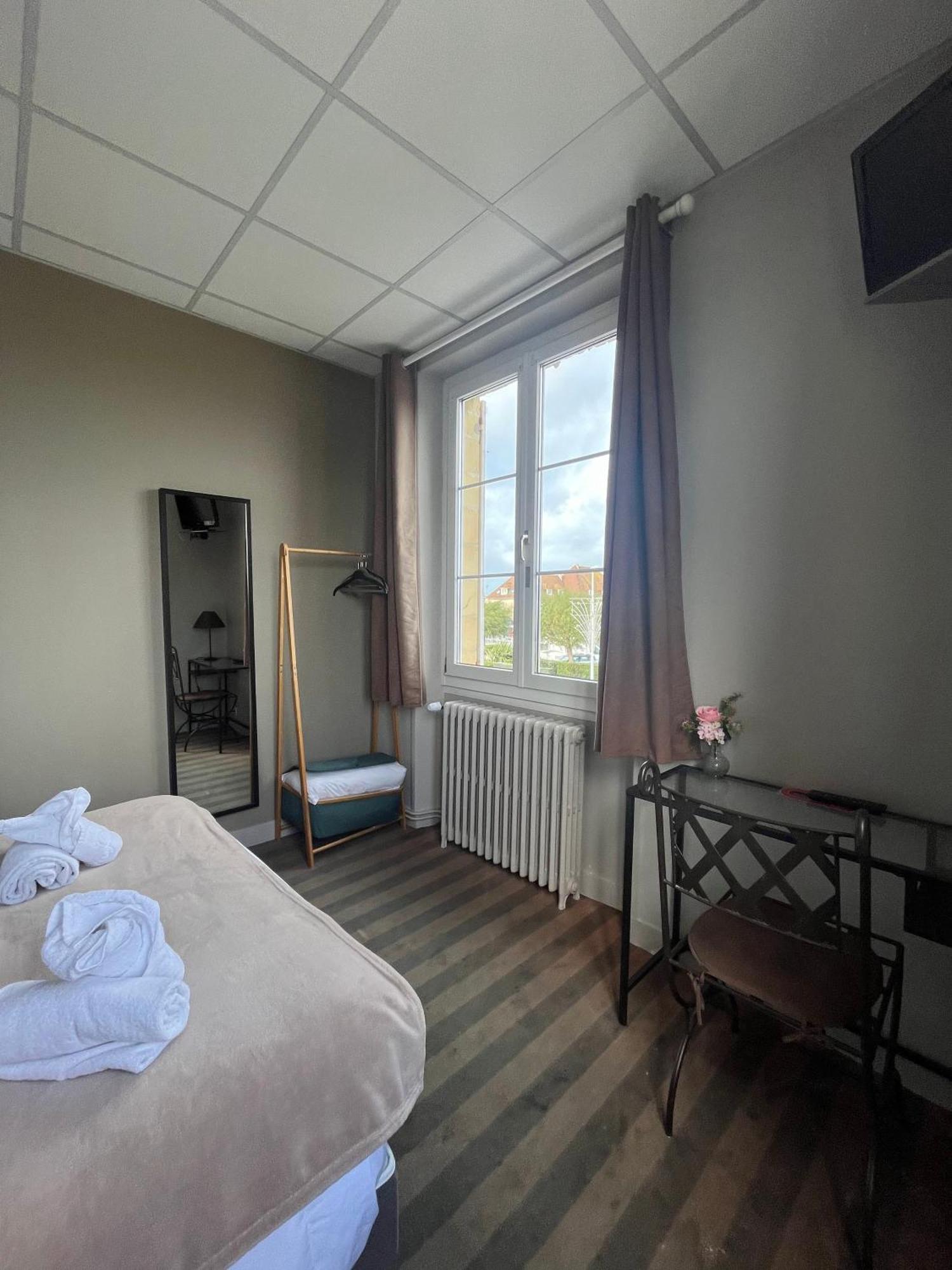 Hotel Le Phare Ouistreham Zewnętrze zdjęcie